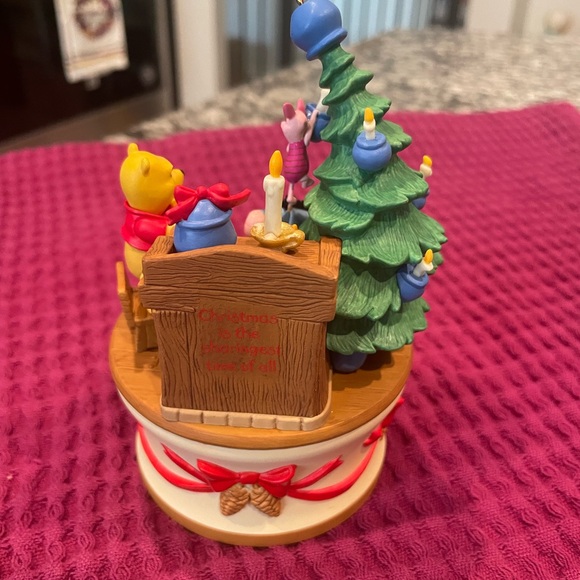 2005 Getting Ready for Christmas,QXD4212, Winnie the Pooh,musical ornament - Picture 7 of 8